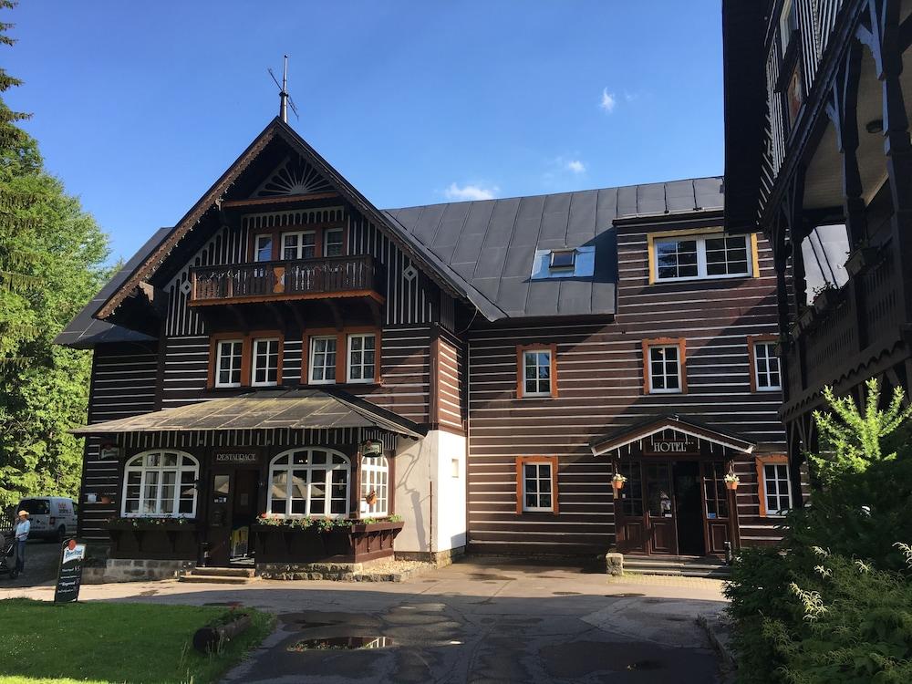 Hotel Tri Ruze Шпіндлерув-Млин Екстер'єр фото